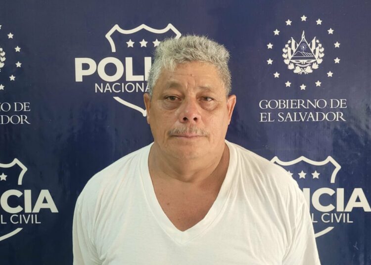 Encuentran debajo de la cama a hombre que habría matado a otra persona en cantón La Canoa de San Miguel