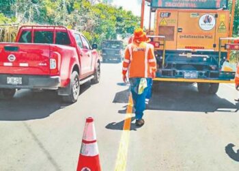 Autoridades señalizan calle que conduce al lago de Coatepeque