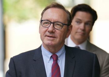 Acusan a Kevin Spacey de haber abusado de hombre que estaba dormido