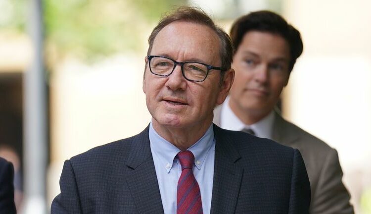Acusan a Kevin Spacey de haber abusado de hombre que estaba dormido