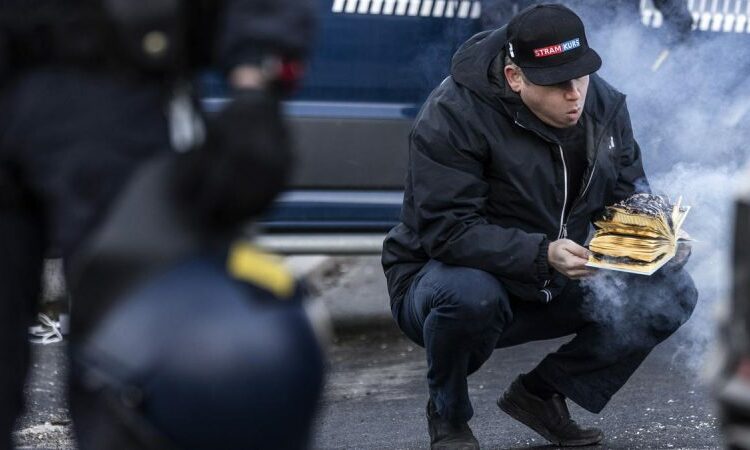 Refugiado iraquí vuelve a quemar el Corán en Suecia