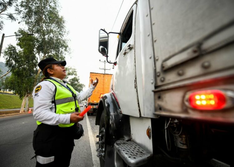 Anuncian restricción de transporte de carga en un tramo de la carretera del Litoral por periodo vacacional
