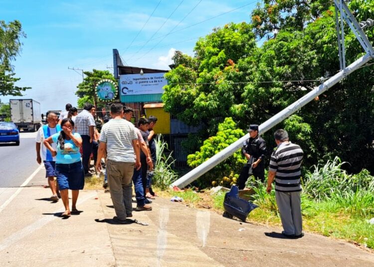 Mujer muere al caer con su vehículo en el río Ceniza