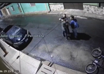 VIDEO | Dos sujetos en una motocicleta golpean cobardemente a un «sereno» particular en Santa Ana