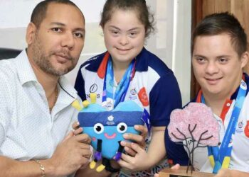 Delegación de Olimpiadas Especiales El Salvador entrega reconocimiento a presidente del INDES