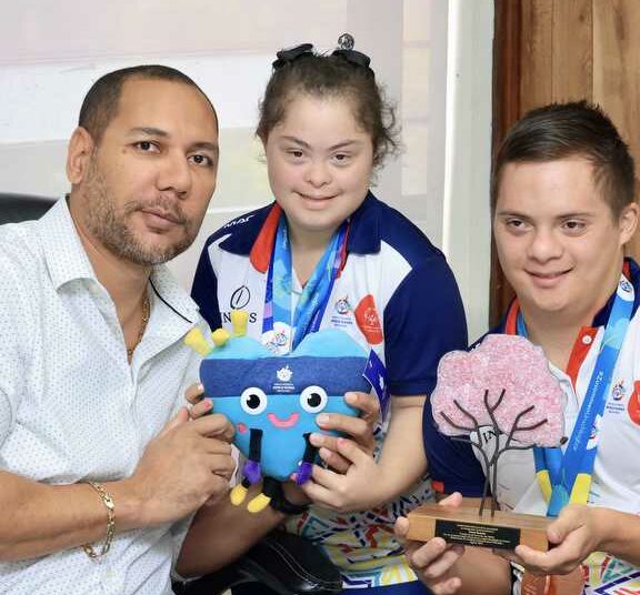 Delegación de Olimpiadas Especiales El Salvador entrega reconocimiento a presidente del INDES