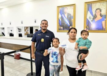 Migración carnetizó a niños y adolescentes en Las Chinamas, Ahuachapán