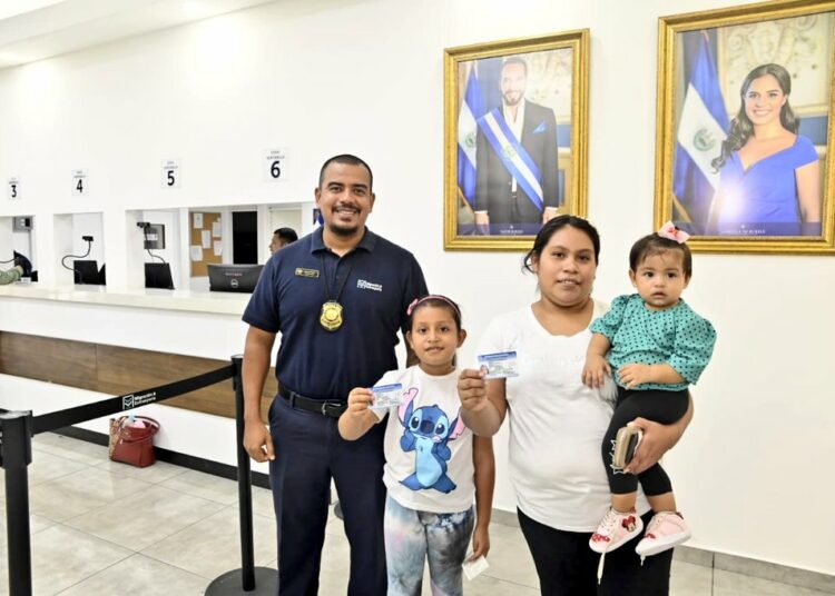 Migración carnetizó a niños y adolescentes en Las Chinamas, Ahuachapán