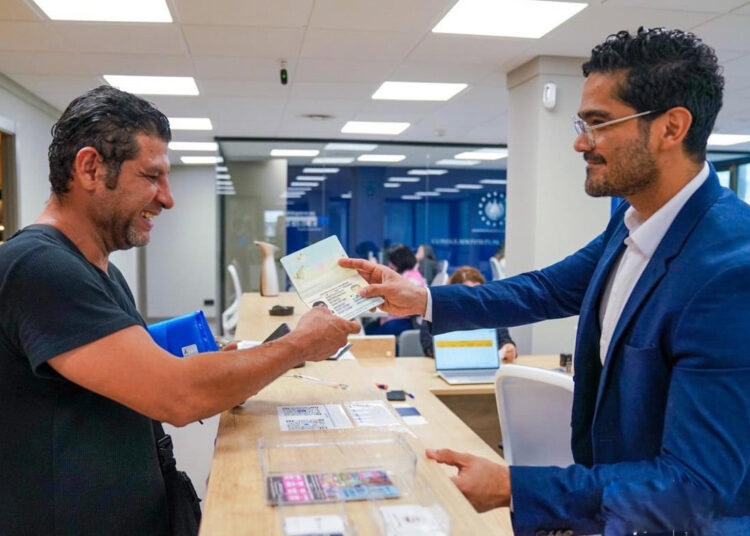 Red de consulados salvadoreños en Estados Unidos mantienen apoyo de llenado de formularios TPS