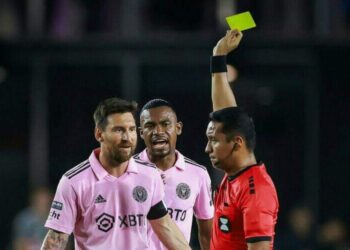 Empujones y una patada que le valió una amarilla para Lionel Messi