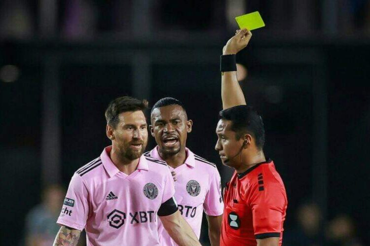 Empujones y una patada que le valió una amarilla para Lionel Messi