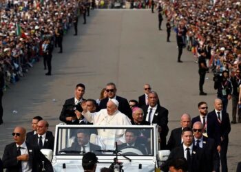 El papa Francisco visitó el santuario de Fátima con la presencia de 200.000 fieles