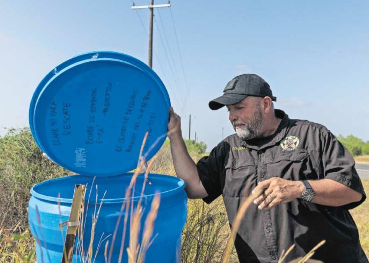 Desaparecen estaciones de agua para migrantes en el sur de Texas