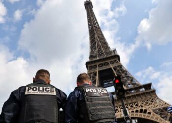 La policía evacúa la Torre Eiffel tras aviso de bomba