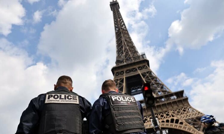 La policía evacúa la Torre Eiffel tras aviso de bomba