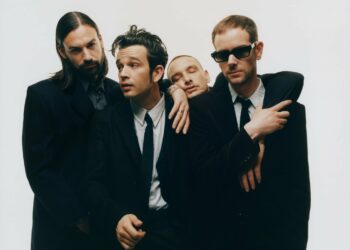 El vocalista de The 1975 deberá pagar una multa millonaria por besar a un miembro de su banda en un festival de Malasia