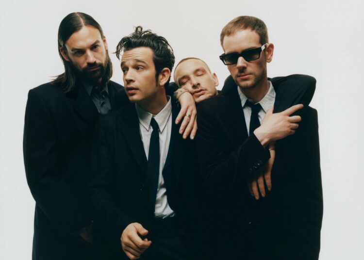 El vocalista de The 1975 deberá pagar una multa millonaria por besar a un miembro de su banda en un festival de Malasia