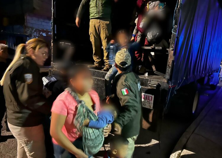 Rescatan en México a 231 migrantes que viajaban hacinados en un tráiler