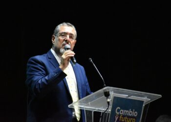 El candidato Bernardo Arévalo cierra campaña electoral en Guatemala ante multitud