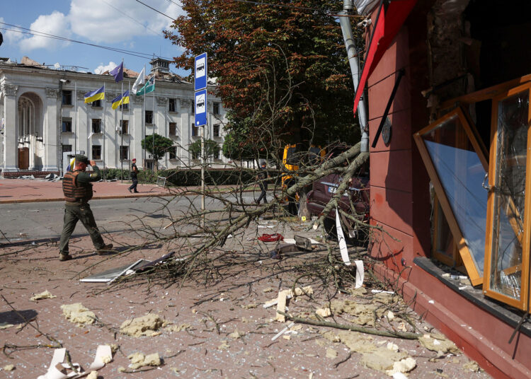 Al menos 7 muertos, entre ellos una niña por un bombardeo ruso a una universidad y un teatro en la ciudad ucraniana de Chernihiv