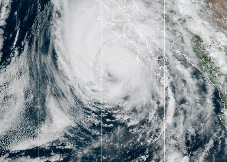 El huracán Hilary se debilita en su avance hacia México