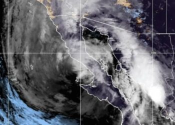 La tormenta tropical Hilary toca tierra en la península de Baja California en México
