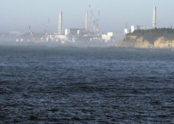 Japón inicia vertido de agua de planta nuclear de Fukushima
