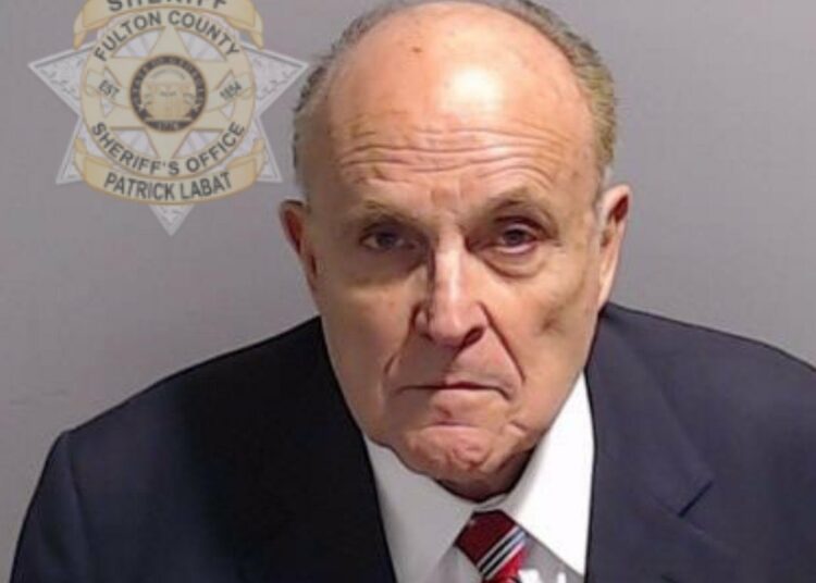 Giuliani se entrega en Georgia como coacusado de Trump en caso de interferencia electoral