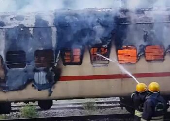 Nueve muertos en el incendio de un tren en India