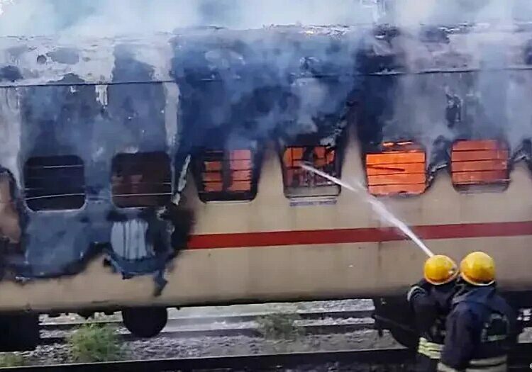 Nueve muertos en el incendio de un tren en India