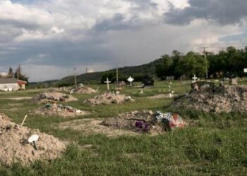 Hallan 93 tumbas cerca de internado indígena en Canadá