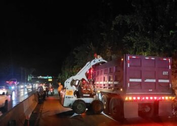 Autoridades trabajan en la remoción de escombros en Los Chorros, tras derrumbe ocasionado ayer