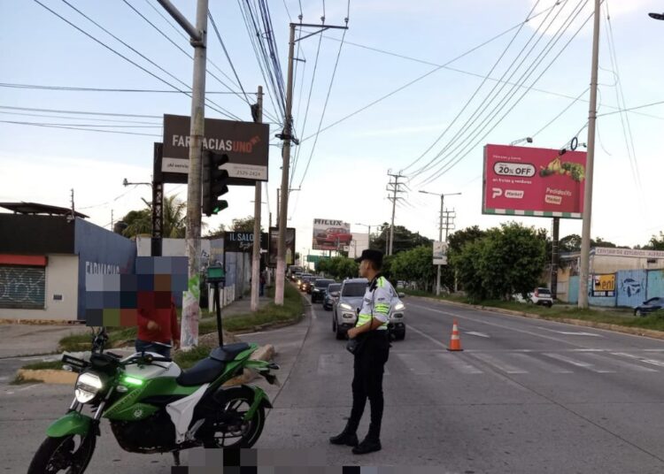 Conductor atropella a gestor de tránsito en bulevar Constitución