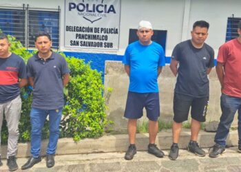 Capturan a sujetos que tras una discusión terminaron agarrándose a golpes en una cervecería