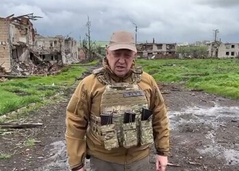 El testimonio de los testigos que vieron caer al avión de Prigozhin: “Fue sólo un estallido, miré hacia arriba y había humo blanco”