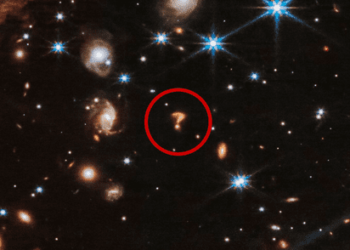 ¿Qué es el objeto con forma de ‘signo de interrogación’ que el telescopio James Webb captó entre las galaxias?