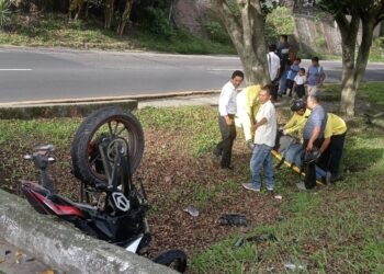 IMÁGENES FUERTES | Motociclista es arrollado por un pick up en Cuscatlán