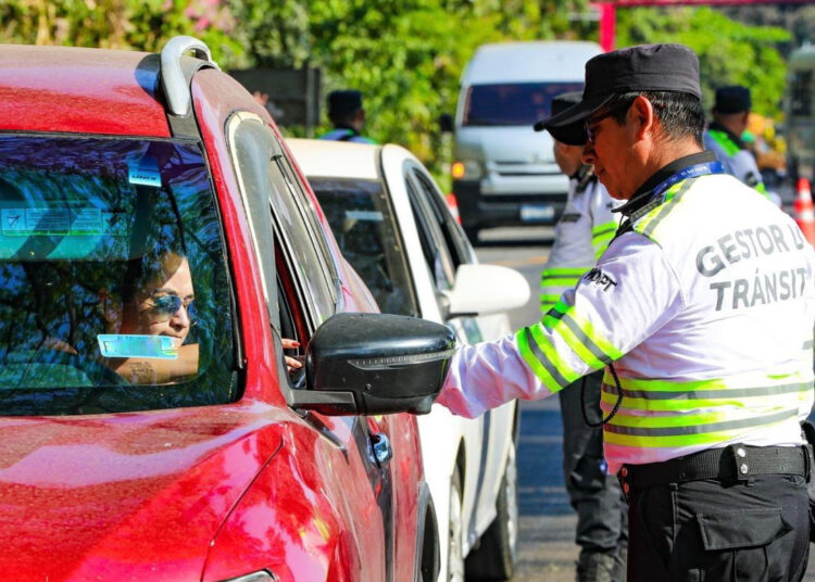 Autoridades realizan controles viales para aumentar la seguridad de los turistas