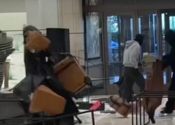 (VIDEOS) Saquearon una tienda de lujo en Los Angeles, robaron bolsos y prendas por 100 mil dólares