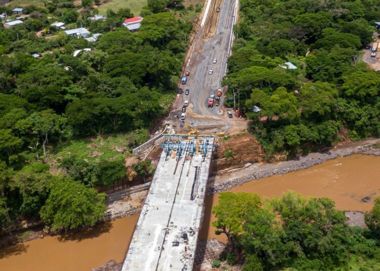 Construcción del Periférico Gerardo Barrios, en San Miguel, lleva un 90 % de avance