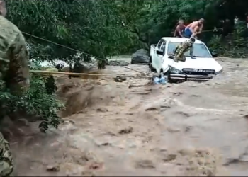 VIDEO | Dos personas adentro de un vehículo fueron arrastradas por la crecida del río El Astillero, de San Miguel