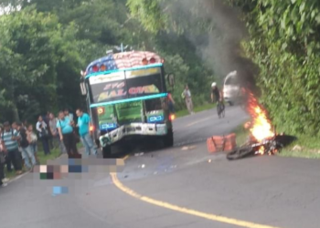 Motociclista muere al chocar de frente contra un autobús en Santa Ana