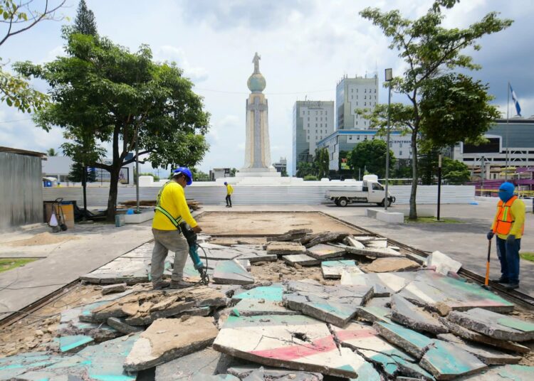 Remodelan plazas y espacios públicos de la capital salvadoreña