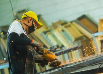 Reos del Plan Cero Ocio fabrican pupitres para escuelas