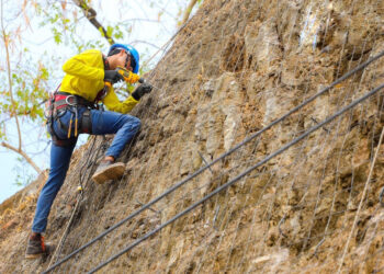 Autoridades trabajan en taludes para mejorar la seguridad de los usuarios en la vía
