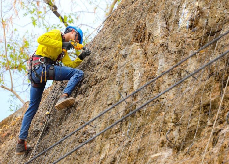 Autoridades trabajan en taludes para mejorar la seguridad de los usuarios en la vía