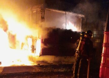 Bomberos sofocaron incendio en seis autobuses en Zacatecoluca