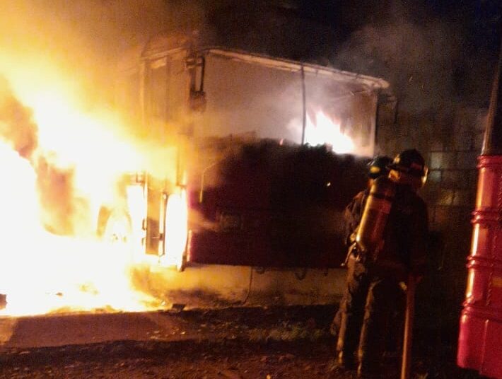 Bomberos sofocaron incendio en seis autobuses en Zacatecoluca