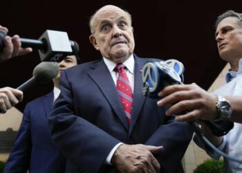 Una jueza determina que Giuliani sí difamó a dos funcionarias electorales de Georgia