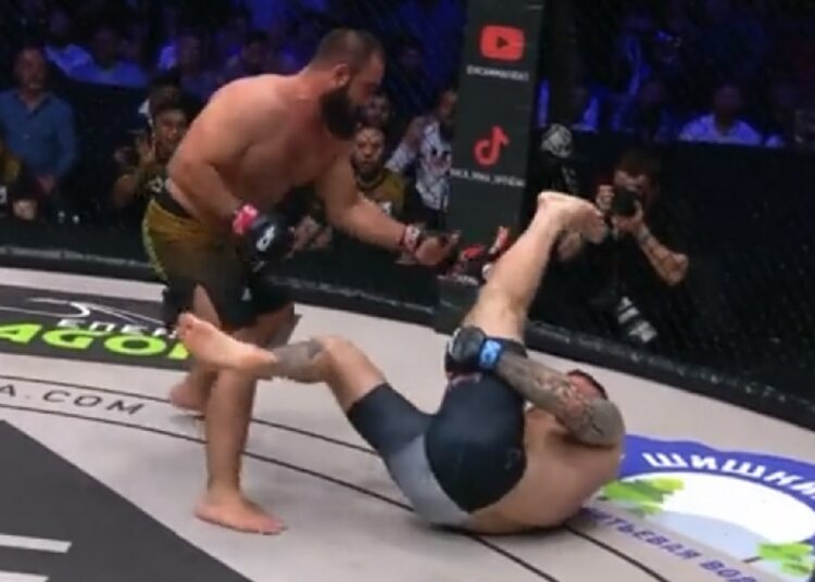 (IMÁGENES FUERTES) La escalofriante fractura que sufrió un luchador de MMA a 40 segundos del inicio del combate
